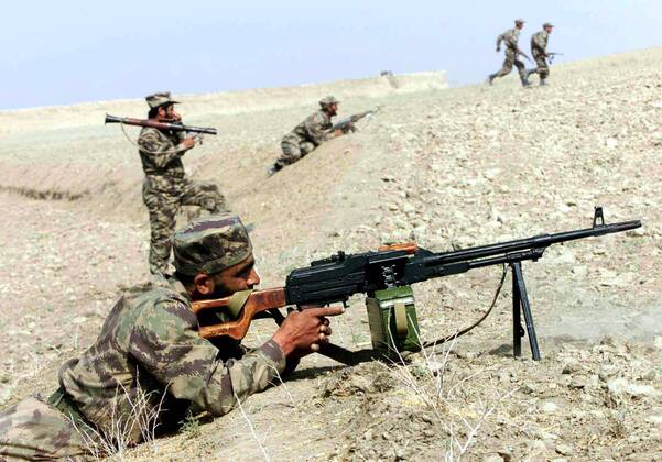 Soldaten der Nordallianz beim Training nahe Khwaja-Bahauddin - Afghanistan  WAX2001102104
