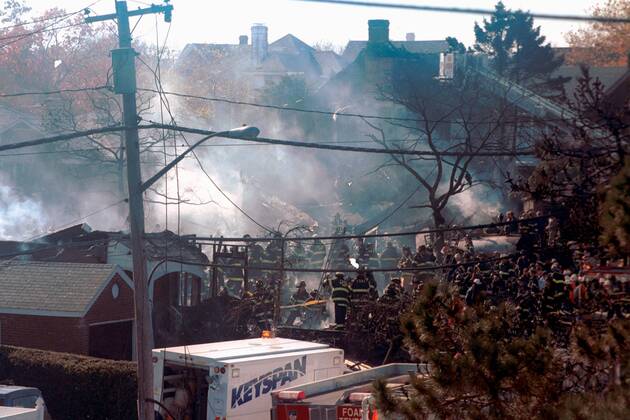Absturz von Flug 587 in New York, 20. Jahrestag am 12. November Feuerwehreinsatz an der Absturzstelle des Airbus A300 der American Airlines des abgestürzten Flug 587 in New York -  - nyx2001111902