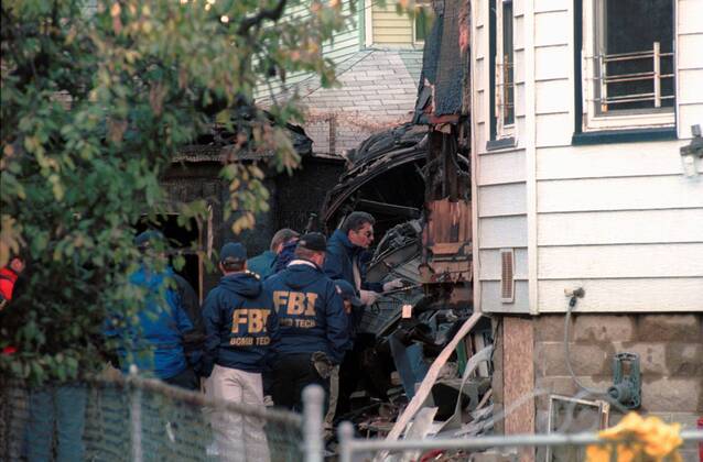 Absturz von Flug 587 in New York, 20. Jahrestag am 12. November Mitarbeiter des FBI an der Absturzstelle des Airbus A300 der American Airlines des abgestürzten Flug 587 in New York -  - nyx2001111903