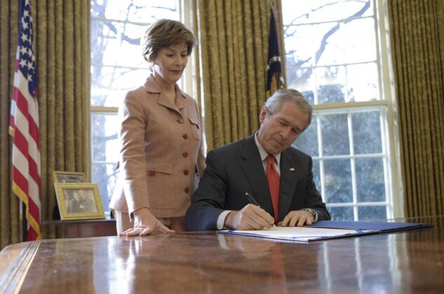Präsident George W. Bush unterzeichnet im Beisein von First Lady Laura Bush (beide USA) S. 3678 des Pandemic and All-Hazards Preparedness Acts im Oval Office in Washington D.C. -  (wax20061219702)
