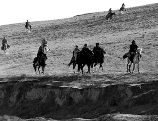 Soldaten einer Spezialeinheit der U.S. Armee und Mitglieder der Nordallianz auf Pferden im Rahmen der Operation Enduring Freedom in Afghanistan  (wax2001111907)