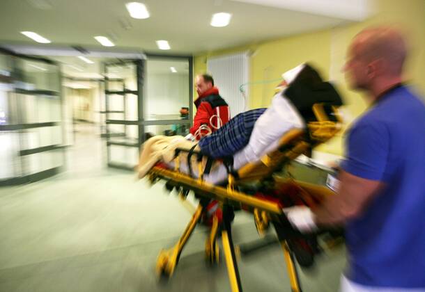 Patient auf einer Bahre in die Notaufnahme transportiert