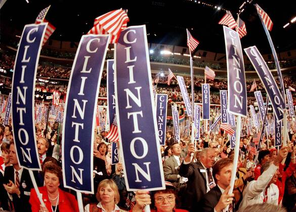 Delegierte mit Schildern mit dem Schriftzug - Clinton - während der - Democratic National Convention - im United Center in Chicago -  (CHI96082829)