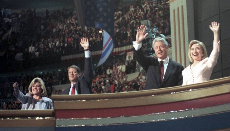 Präsident Bill Clinton (2.v.re., USA) mit Ehefrau Hillary Rodham Clinton (li., USA) und Vizepräsident Al Gore (2.v.li., USA) mit Ehefrau Tipper (re., USA) anlässlich der Democratic National Convention in Chicago - (CHI96082906)