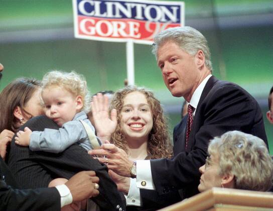 Präsident Bill Clinton mit seiner Tochter Chelsea (beide USA) anlässlich der Democratic National Convention in Chicago - (CHI96082916)