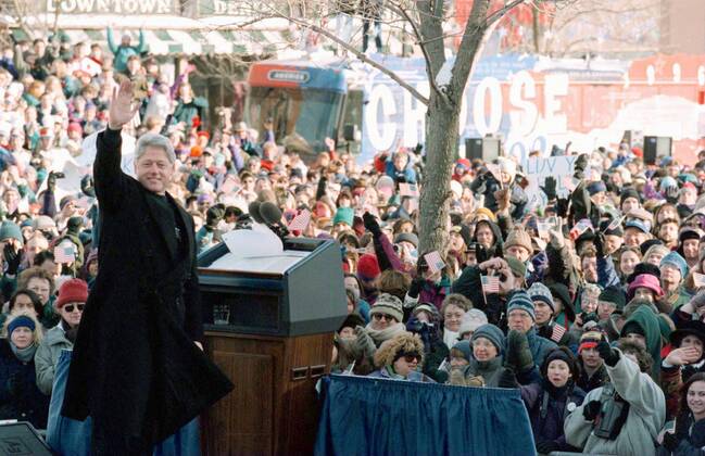Präsident Bill Clinton (USA) anlässlich einer Pressekonferenz vor einer Menschenmenge in Keene - (CON96021701)