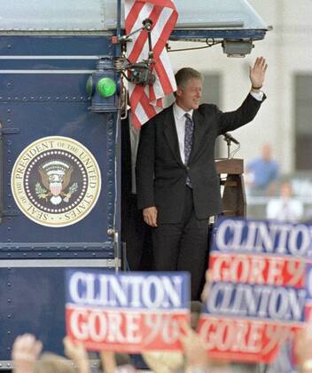 Präsident Bill Clinton (USA) winkt den Massen während eines Zwischenstops in Royal Oak - (DET96082701)