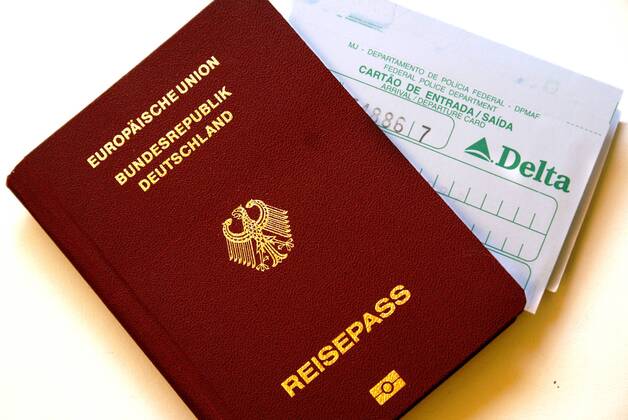 Reisepass der Bundesrepublik Deutschland mit einem Einreiseformular der Delta Airlines für Brasilien iblfko00147871