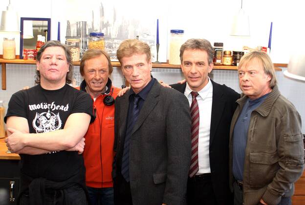 V.l.n.r.: Schauspieler Claude Oliver Rudolph, Regisseur Claus Theo Gärtner, Jürgen Prochnow, Schauspieler Paul Frielinghaus und Volker Lechtenbrink (alle GER) anlässlich eines Pressetermins zur ZDF-Produktion - Ein Fall für Zwei - Schmutzige Hände - in Wiesbaden