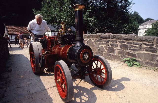 Besucher ergötzt sich an einer historischen Dampfmaschine im Westfälischen Freilichtmuseum in Hagen - Sauerland