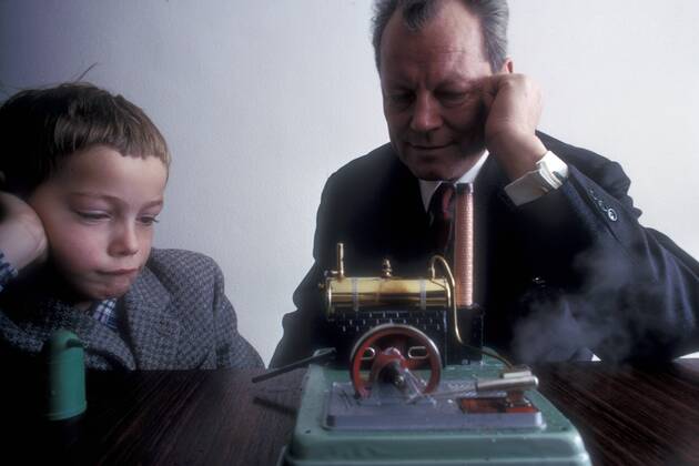 Bundeskanzler Willy Brandt (GER SPD) betrachtet gemeinsam mit seinem Sohn Matthias Brandt (GER) in Bonn das Modell einer Dampfmaschine