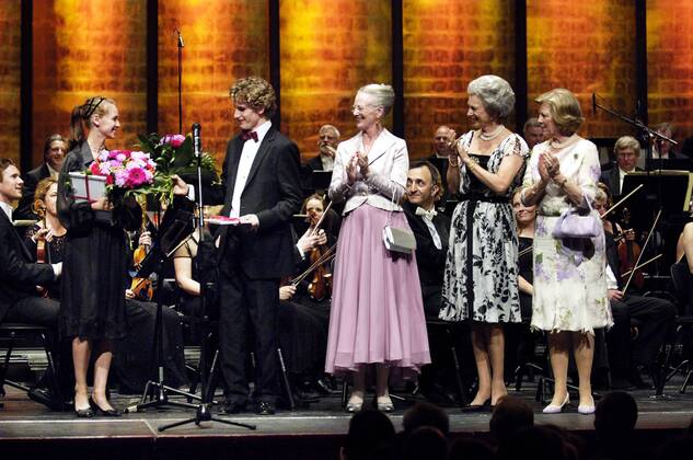 Königin Margrethe II. von Dänemark (Mitte, DEN), Prinzessin Benedikte von Dänemark (2.v.re., DEN) und Anne-Marie Dagmar Ingrid von Dänemark (re., DEN) mit den Preisträgern Christina L. Olsen (li., DEN Balletttänzerin) und Musiker Andreas Brantelid (SWE) während der Verleihung des - Queen Ingrid Price - in Kopenhagen - 