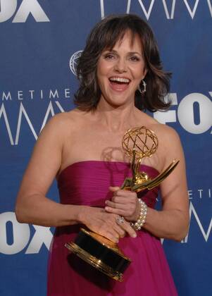 Glückliche Preisträgerin Sally Field (USA Schauspielerin) präsentiert ihre Trophäe anlässlich der Verleihung der 59. Primetime Emmy Awards 2007 im Shrine Auditorium in Los Angeles -  (lap20070916116)