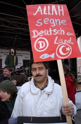 Teilnehmer einer Friedens-Demonstration in Karlsruhe