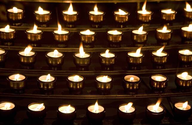 Kerzen in einer Kirche - Allerheiligen und Allerseelen ibxste00421522