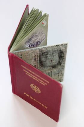 Reisepass der Bundesrepublik Deutschland mit Fingerabdruck