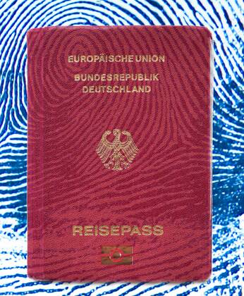 Reisepass der Bundesrepublik Deutschland vor einem Fingerabdruck