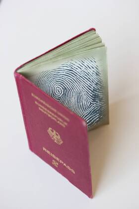 Reisepass der Bundesrepublik Deutschland mit einem Fingerabdruck