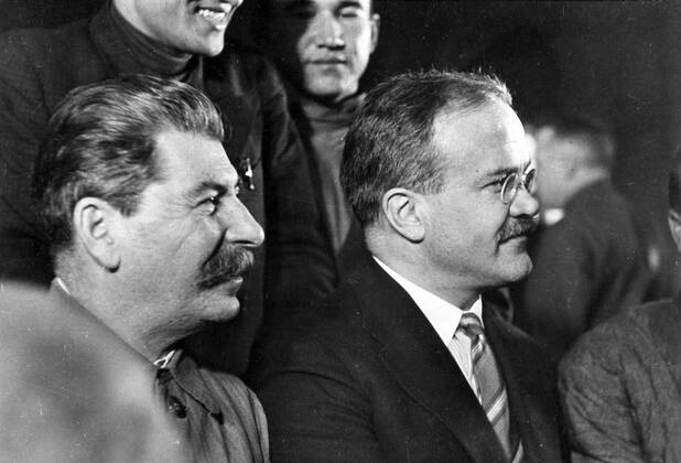 Josef Stalin (UdSSR Generalsekretär Zentralkomitee KPdSU) und Außenminister Wjatscheslaw Molotow (re., UdSSR Vorsitzender Rat der Volkskommissare) während eines Landwirtschaftskongresses in Moskau -  - NOxSUBAGENTS - SMA011-0036