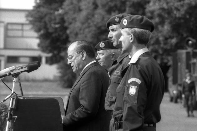 Bundesinnenminister Friedrich Zimmermann (li., Deutschland CDU) mit Offizier Ulrich K. Wegener (2.v.re.) und Fredi Hitz (re., BGS-Inspekteur) in Bonn