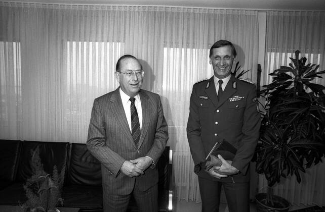 Bundesinnenminister Friedrich Zimmermann (li., Deutschland CSU) und Offizier Ulrich K. Wegener (Deutsche Bundeswehr)