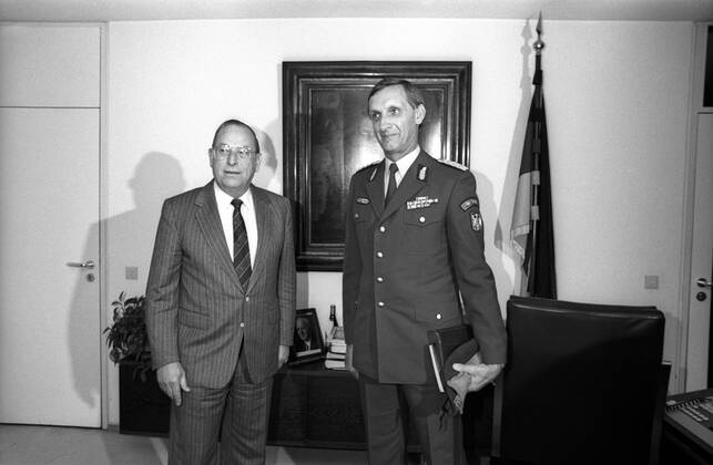 Bundesinnenminister Friedrich Zimmermann (li., Deutschland CSU) und Offizier Ulrich K. Wegener (Brigadegeneral und Kommandeur Grenzschutzkommando West)