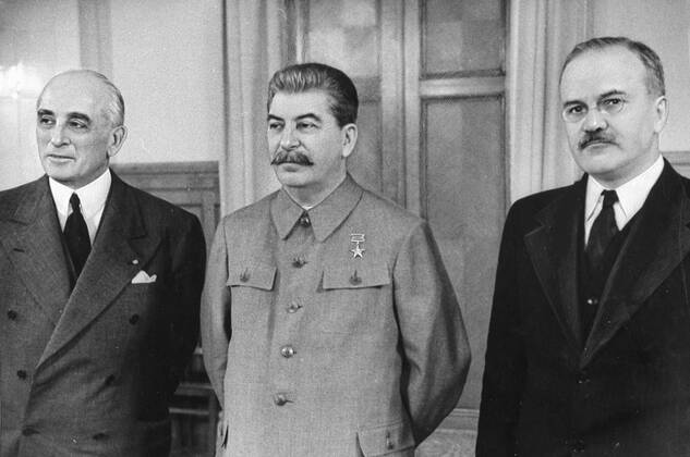 Joseph Stalin (ZK der WKP(b)) und Außenminister Wjatscheslaw Molotow (re., beide Sowjetunion Vorsitzender Rat der Volkskommissare) sowie Joseph Davies (li., USA Botschafter Moskau) während eines Treffens in Moskau -  - NOxSUBAGENTS - SMA011-22