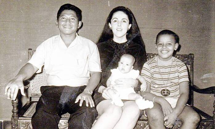 Barack Hussein Obama (re.) zusammen mit Mutter Ann, Stiefvater Lolo Soetoro und Halbschwester Maya Soetoro in Jakarta -  WAX20080220707