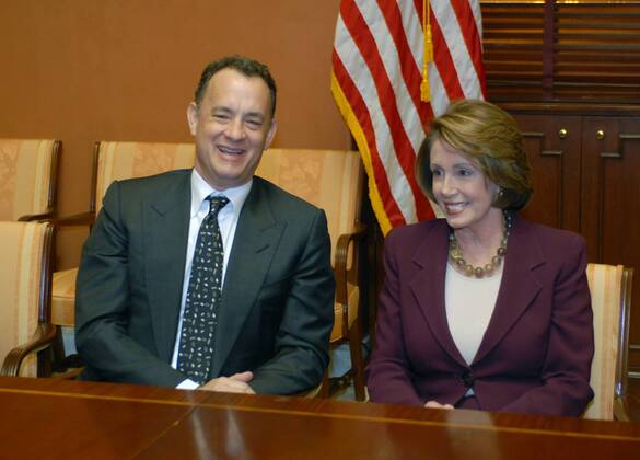 Schauspieler Tom Hanks und Nancy Pelosi (USA Demokraten Sprecherin Repräsentantenhaus) während eines Pressetermins zur HBO-Fernsehserie - John Adams - in Washington DC -  - WAP2008030706