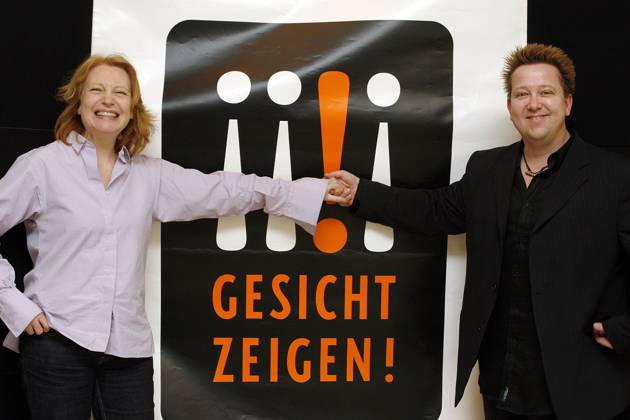 Schauspielerin Maren Kroymann (li.) und Sänger Sebastian Krumbiegel (Die Prinzen) während einer Pressekonferenz anlässlich der bundesweiten Aktionswoche - Gesicht zeigen - in Berlin