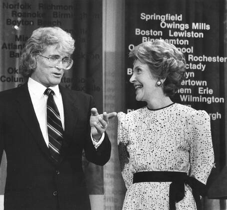 Michael Landon, 30. Todestag am 1. Juli Michael Landon and First Lady Nancy Reagan (USA) während eines Pressetermins in Washington DC  (ARK1983102561)