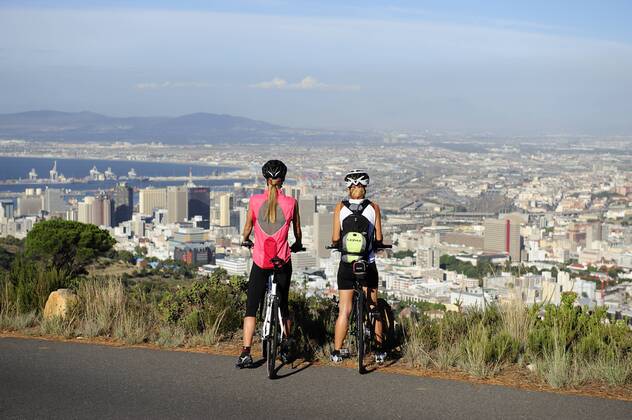 Radfahrer mit dem Tourenbike auf dem Signal Hill in Kapstadt