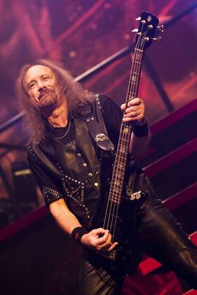 Bassist Ian Hill (Judas Priest) während eines Konzertes in Luxemburg