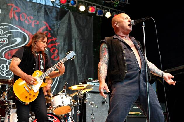 Sänger Gary - Angry - Anderson (re.) und Gitarrist Mick Cocks (beide Rose Tattoo) während eines Konzerts in Leipzig