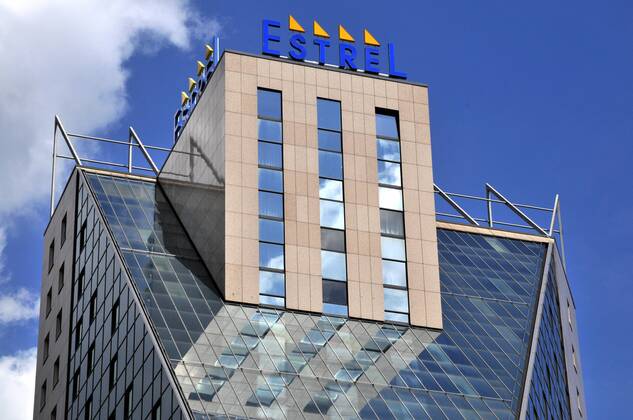 Firmenlogo auf dem Dach des Estrel-Hotels in Berlin Neukölln