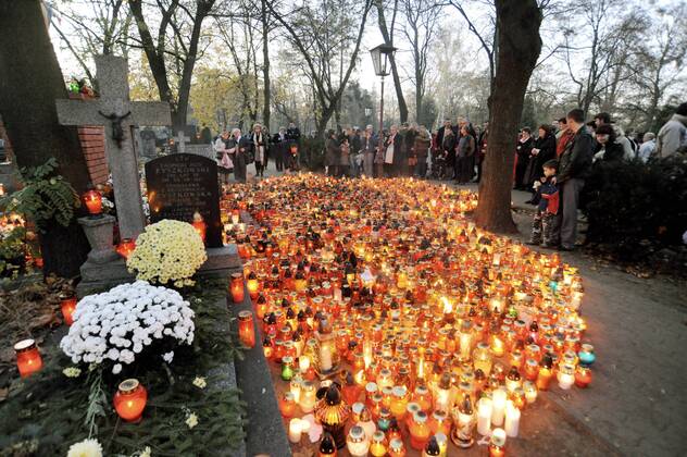 Besucher auf dem Brudno-Friedhof in Warschau anlässlich des christlichen Festes Allerheiligen, Polen