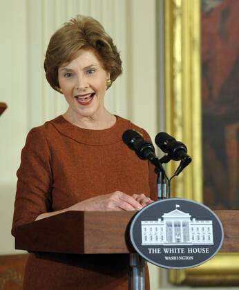 First Lady Laura Bush (USA) anlässlich des Empfangs der Ehefrauen der Diplomaten im Weißen Haus in Washington DC -  (WAP20081110304)