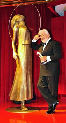 Schauspieler Mario Adorf mit Trophäe anlässlich des Deutschen Entertainmentpreises - DIVA Award 2009 - in München