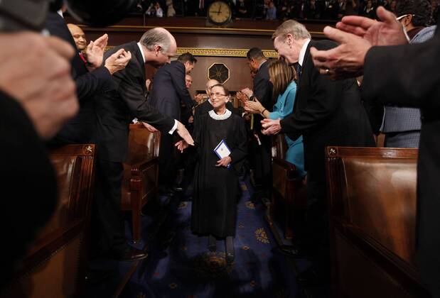 IMAGO ICONS: Ruth Bader Ginsburg Ruth Bader Ginsburg (Mitte, USA Richterin Oberster Gerichtshof) im Vorfeld der ersten großen Rede Barack Obamas vor dem US-Kongress in Washington D.C. -  - WAX20090224307