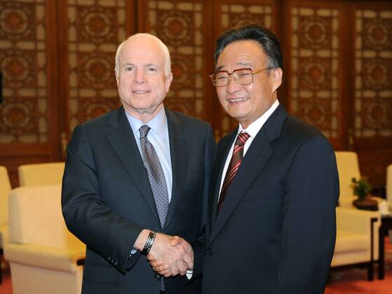 Wu Bangguo (re., China Vorsitzender Nationaler Volkskongress) und John McCain (USA Senator Arizona) während eines Treffens in Peking - 