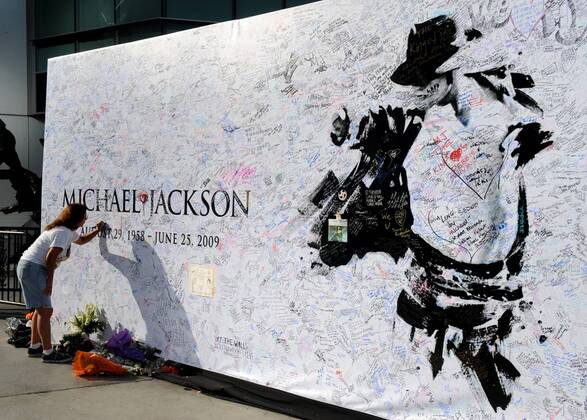 A fan signs a large poster at the Staples Center in Los Angeles on July 6, 2009. The venue is the planned location for late pop star Michael Jackson s memorial service scheduled for Tuesday, July 7. (UPI Photo Jim Ruymen)  LAP2009070613