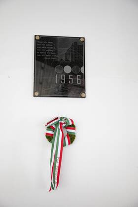 Gedenktafel für die Opfer des Volksaufstandes 1956 im deutschsprachigen Gymnasium von Pecs - Ungarn