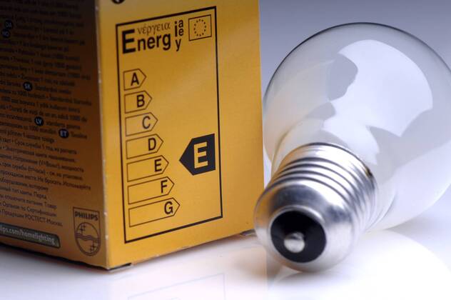Energiesparlampe neben herkömmlicher Glühbirne mit 100 Watt