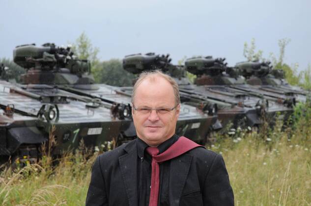 Peter Koch (Gesch�ftsf�hrer Battle Tank Dismantling GmbH) vor zu verschrottenden