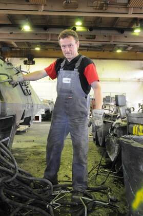 Vorarbeiter Uwe Fernschild demilitarisiert einen Panzer in der Battle Tank Disma