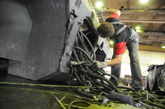 Vorarbeiter Uwe Fernschild demilitarisiert einen Panzer in der Battle Tank Disma