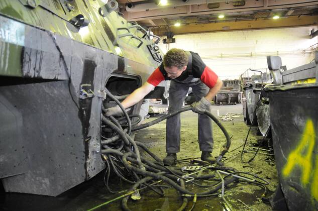 Vorarbeiter Uwe Fernschild demilitarisiert einen Panzer in der Battle Tank Disma