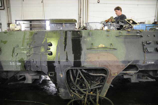Mitarbeiter zerlegt einen Sp�hpanzer in der Battle Tank Dismantling GmbH in Eber
