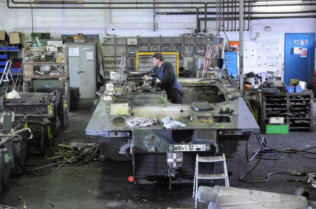 Mitarbeiter zerlegt einen Sp�hpanzer in der Battle Tank Dismantling GmbH in Eber