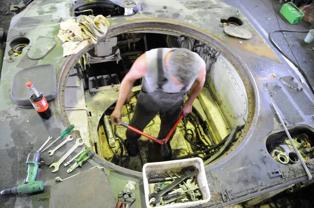 Mitarbeiter zerlegt einen Sp�hpanzer in der Battle Tank Dismantling GmbH in Eber
